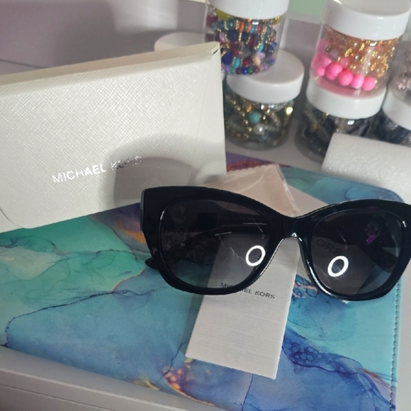 Michael Kors Black & Gold Women's Cat-Eye Gradient Sunglasses (NWT)✨️🖤✨️ - Picture 3 of 8